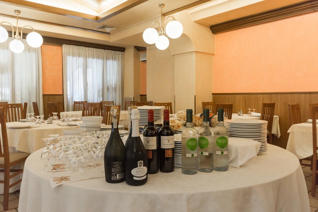 Park Hotel Ristorante Ca' Bianca Istrana Kültér fotó